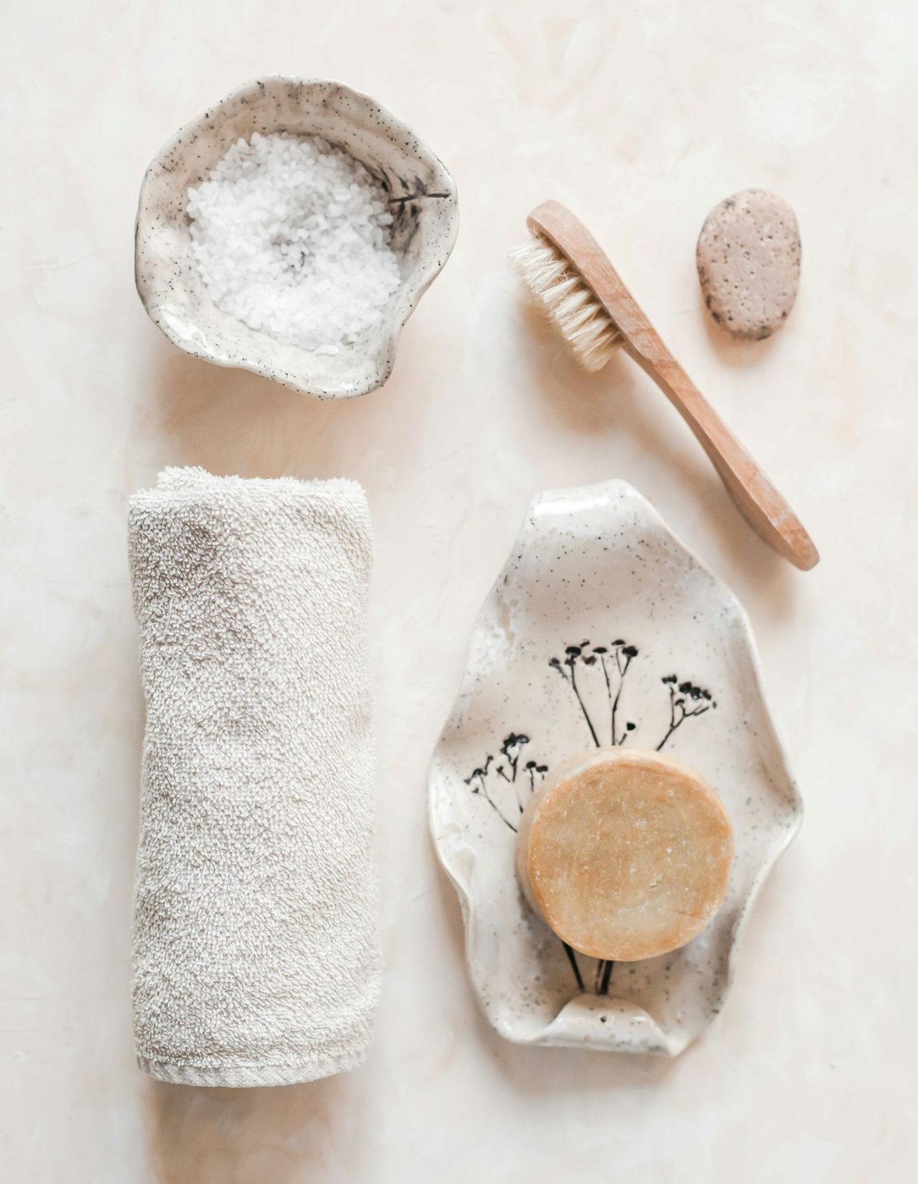 Handgemachte Keramikschale mit Naturseife – stilles Detail aus dem Form-Atelie Einblick in die sinnliche Ästhetik des Form-Ateliers – Keramik & Naturseife im Einklang.